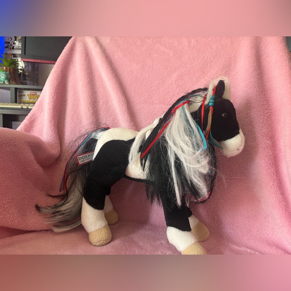 Douglas retired paint horse with ribbons - Picture 3 of 5